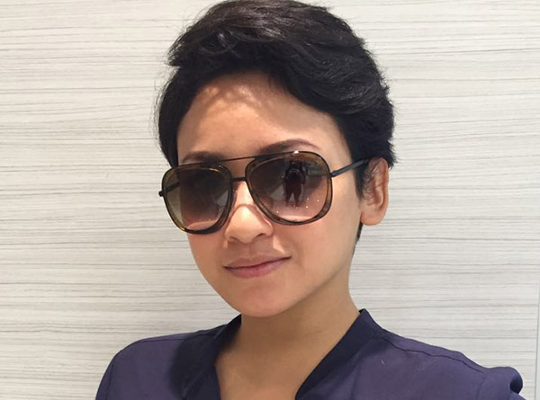 Kacamata dipakai oleh selebriti Agni Pratistha