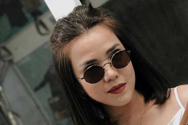 Kacamata dipakai oleh selebriti Alice Norin