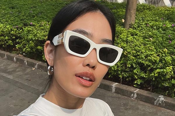 Kacamata dipakai oleh selebriti Alika Islamadina