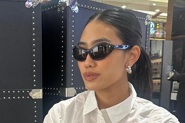 Kacamata dipakai oleh selebriti Alika Islamadina