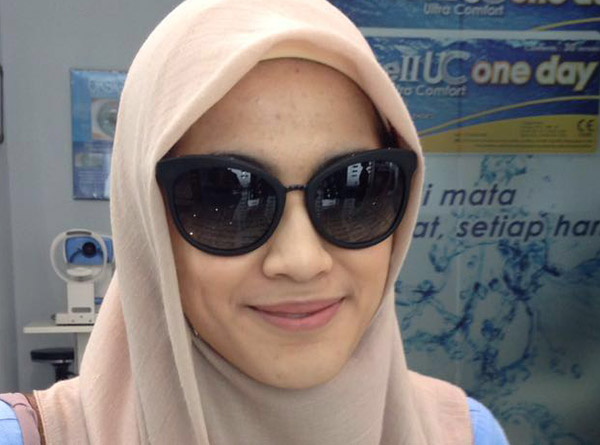 Kacamata dipakai oleh selebriti Alyssa Soebandono
