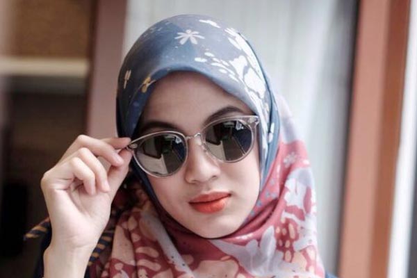 Kacamata dipakai oleh selebriti Alyssa Soebandono