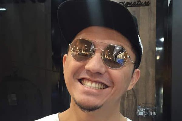 Kacamata dipakai oleh selebriti Ananda Omesh