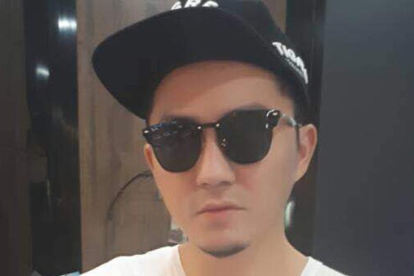 Kacamata dipakai oleh selebriti Ananda Omesh