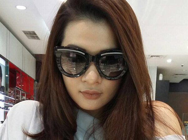 Kacamata dipakai oleh selebriti Anastasia Siantar