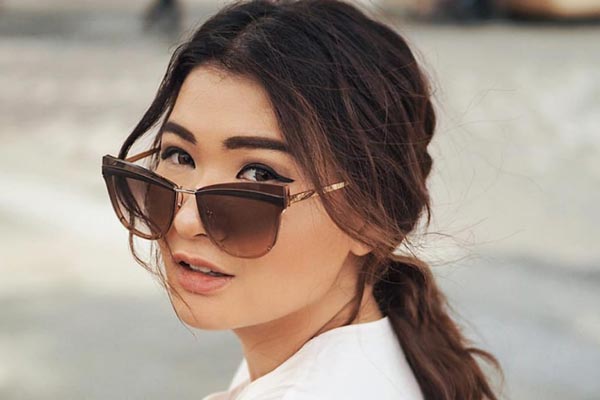 Kacamata dipakai oleh selebriti Anastasia Siantar