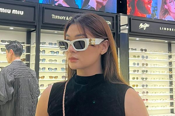 Kacamata dipakai oleh selebriti Anastasia Siantar