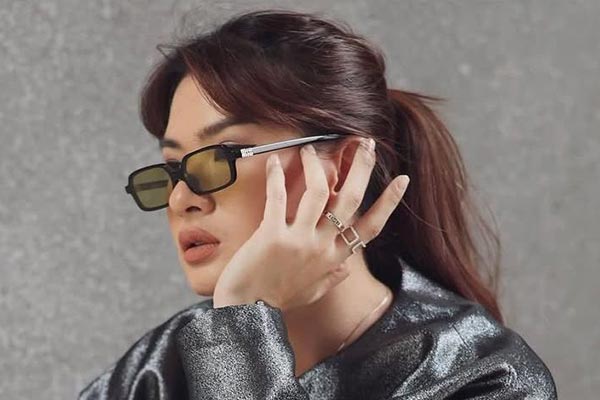 Kacamata dipakai oleh selebriti Anastasia Siantar