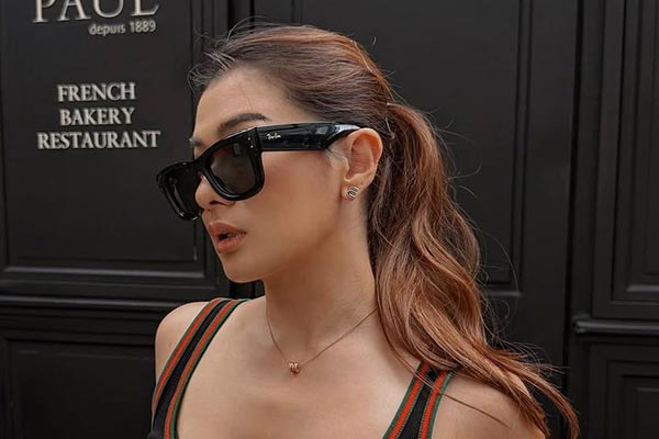 Kacamata dipakai oleh selebriti Anastasia Siantar