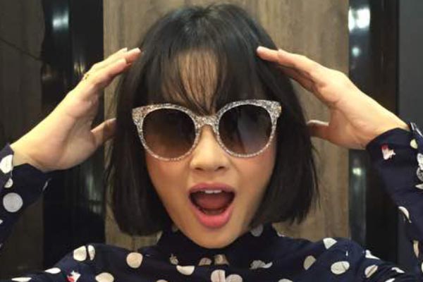 Kacamata dipakai oleh selebriti Andien Aisyah