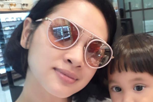 Kacamata dipakai oleh selebriti Andien Aisyah