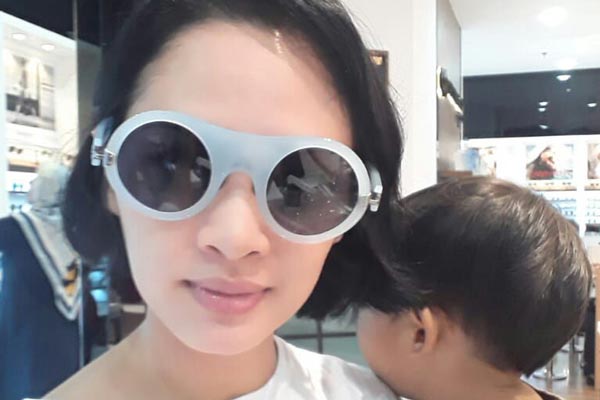 Kacamata dipakai oleh selebriti Andien Aisyah