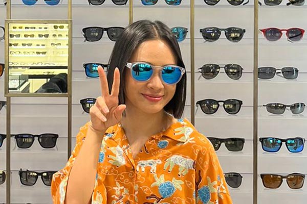 Kacamata dipakai oleh selebriti Andien Aisyah