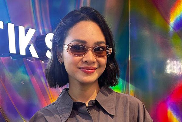 Kacamata dipakai oleh selebriti Andien Aisyah