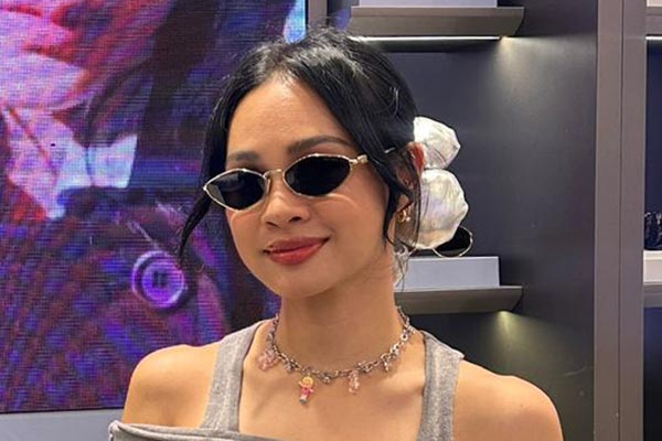 Kacamata dipakai oleh selebriti Andien Aisyah