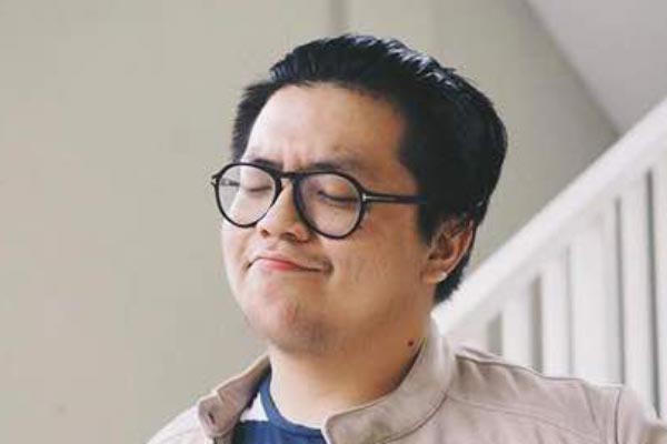 Kacamata dipakai oleh selebriti Andre Ldp