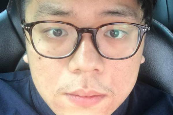 Kacamata dipakai oleh selebriti Andre Ldp