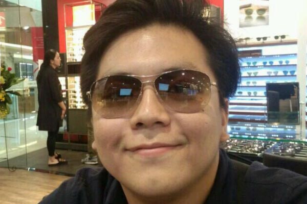 Kacamata dipakai oleh selebriti Andre Ldp