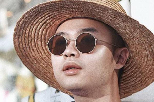 Kacamata dipakai oleh selebriti Andy Yanata