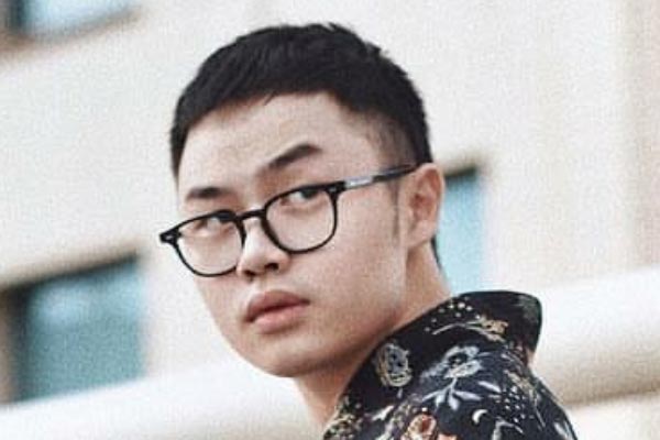 Kacamata dipakai oleh selebriti Andy Yanata
