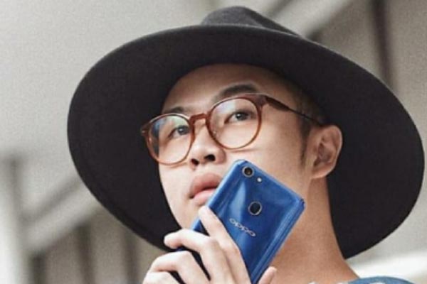 Kacamata dipakai oleh selebriti Andy Yanata