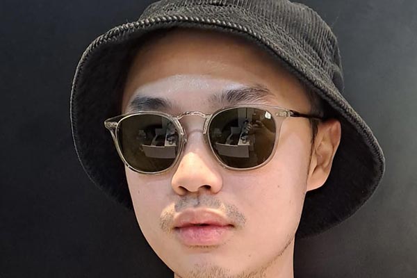 Kacamata dipakai oleh selebriti Andy Yanata