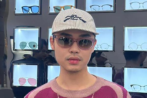 Kacamata dipakai oleh selebriti Andy Yanata