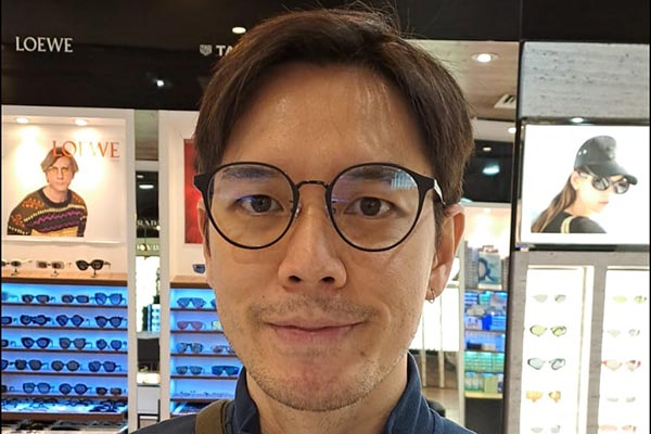 Kacamata dipakai oleh selebriti Anthony Xie