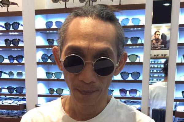 Kacamata dipakai oleh selebriti Anto Hoed
