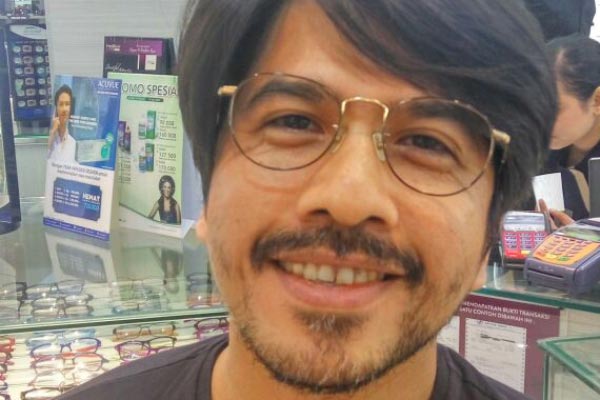 Kacamata dipakai oleh selebriti Ariyo Wahab