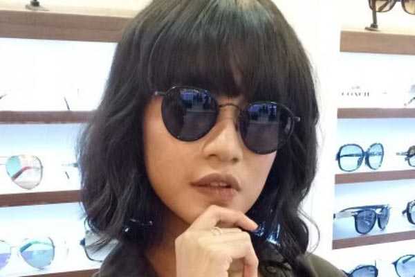 Kacamata dipakai oleh selebriti Audrey Tapiheru