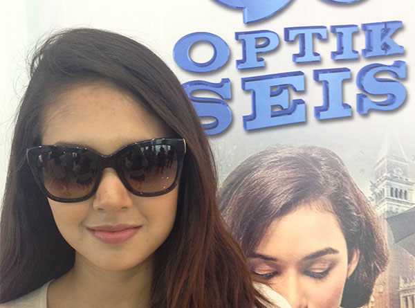 Kacamata dipakai oleh selebriti Aurelie Moeremans