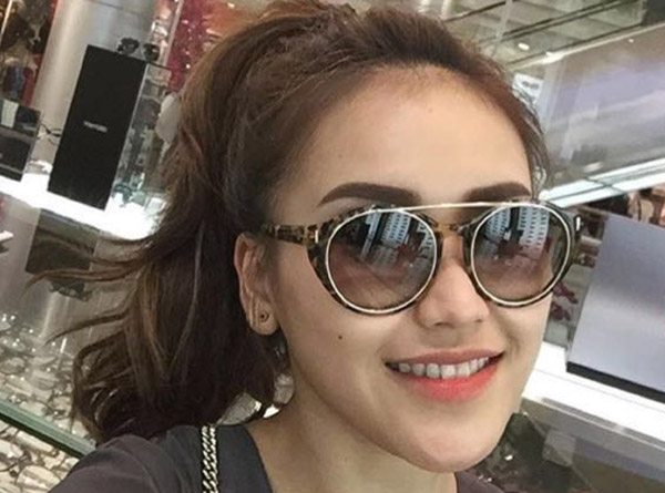 Kacamata dipakai oleh selebriti Ayu Ting Ting
