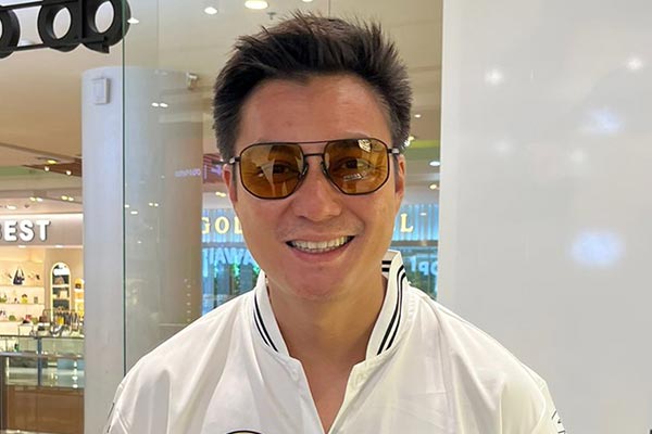 Kacamata dipakai oleh selebriti Baim Wong