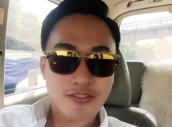Kacamata dipakai oleh selebriti Barli Asmara