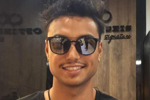 Kacamata dipakai oleh selebriti Brandon Jawato