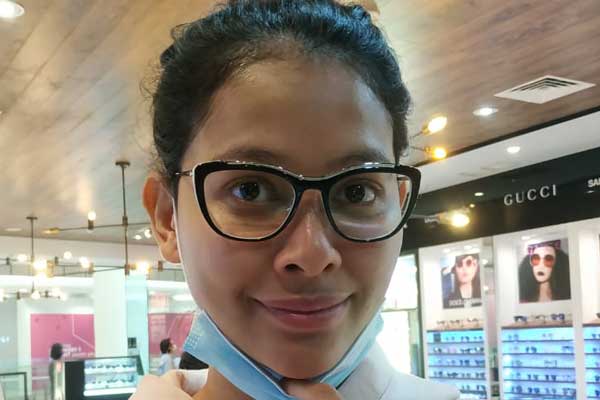 Kacamata dipakai oleh selebriti Bunga Jelitha