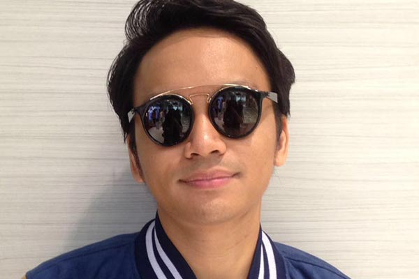 Kacamata dipakai oleh selebriti Calvin Jeremy