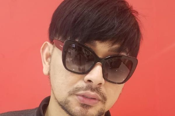 Kacamata dipakai oleh selebriti Caren Delano