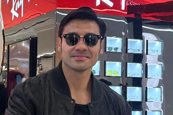 Kacamata dipakai oleh selebriti Chicco Jerikho