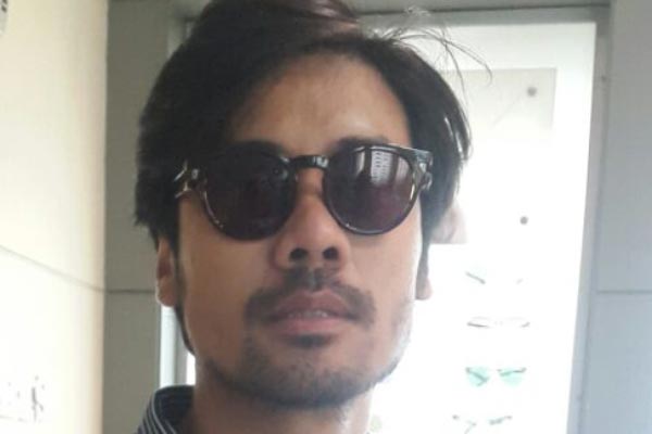 Kacamata dipakai oleh selebriti Chicco Jerikho
