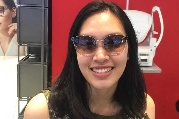Kacamata dipakai oleh selebriti Christella Fenisianti