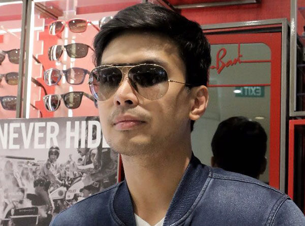 Kacamata dipakai oleh selebriti Christian Bautista