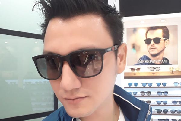 Kacamata dipakai oleh selebriti Christian Sugiono