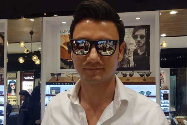 Kacamata dipakai oleh selebriti Christian Sugiono