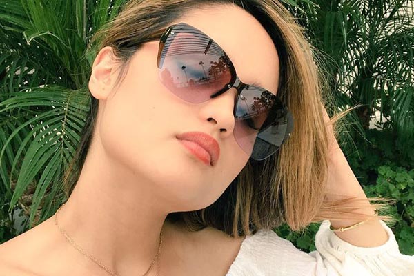 Kacamata dipakai oleh selebriti Cinta Laura