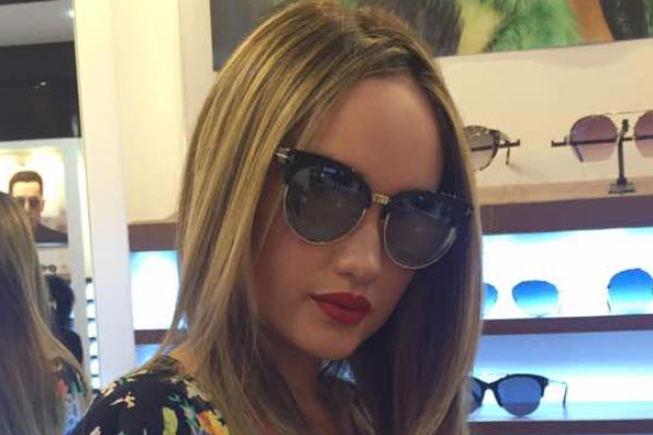 Kacamata dipakai oleh selebriti Cinta Laura