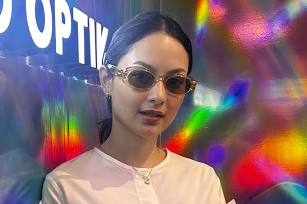 Kacamata dipakai oleh selebriti Clara Bernadeth