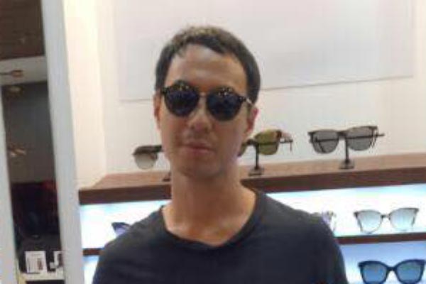 Kacamata dipakai oleh selebriti Daniel Mananta
