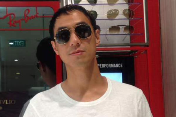Kacamata dipakai oleh selebriti Daniel Mananta